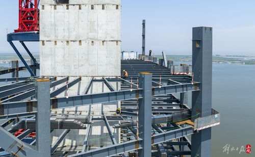 臨港在建最高標志性建筑雛形初現(xiàn),九月底主樓核心筒封頂